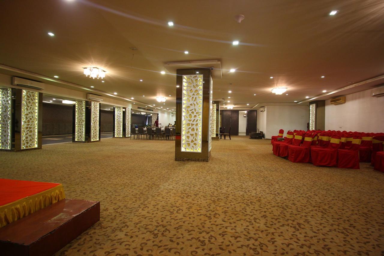 Oyo 8786 Hotel Maan Residency อาเมดาบัด ภายนอก รูปภาพ