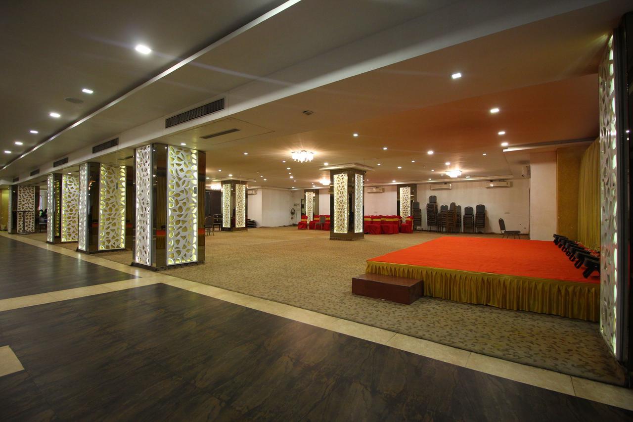 Oyo 8786 Hotel Maan Residency อาเมดาบัด ภายนอก รูปภาพ