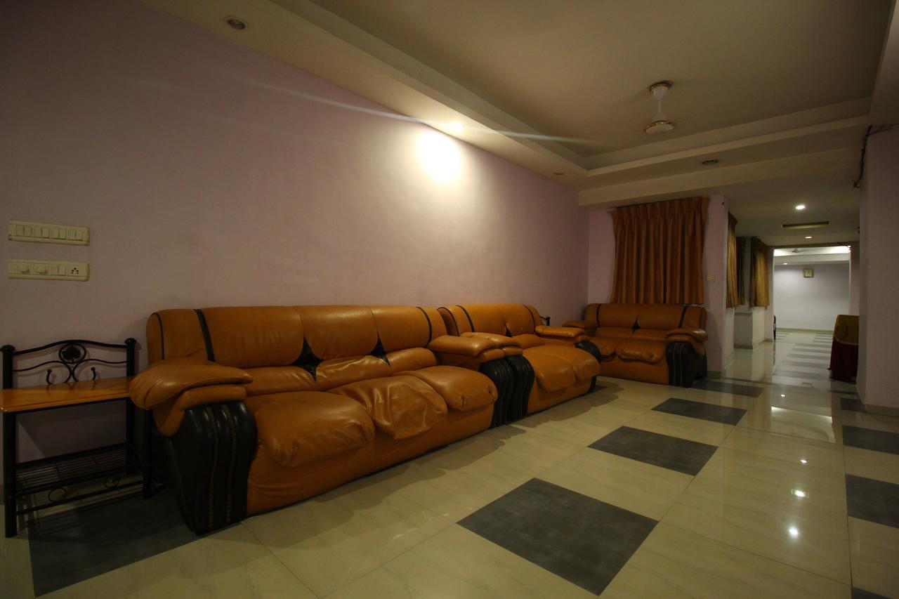Oyo 8786 Hotel Maan Residency อาเมดาบัด ภายนอก รูปภาพ